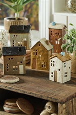 Hus til fyrfadslys Brighton med brun dør fra Ib Laursen flere på bord - Tinashjem